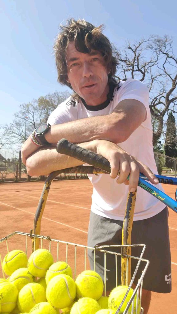 Gustavo Parodi enseñando tenis en cancha