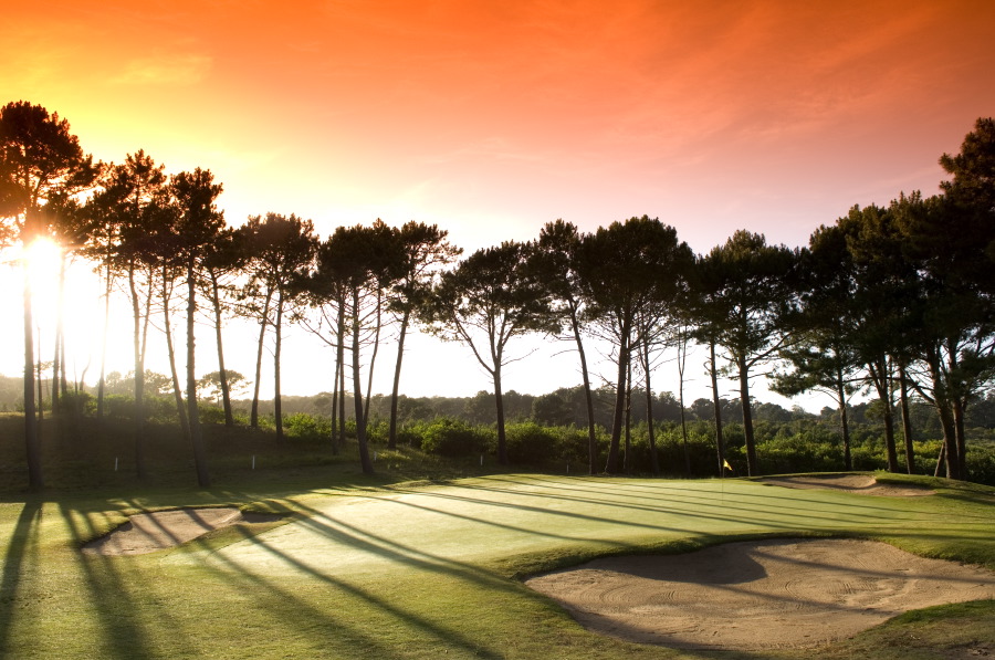Campo de golf al atardecer